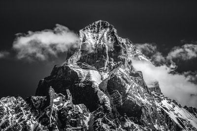 黑色和灰色山脉绘画
